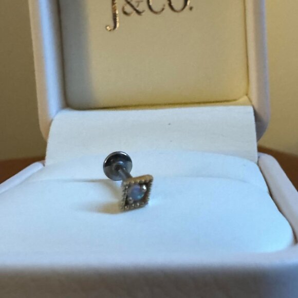 Labret earring J&Co - brand new - moonstone, gold plated and surgical steel - Picture 3 of 5